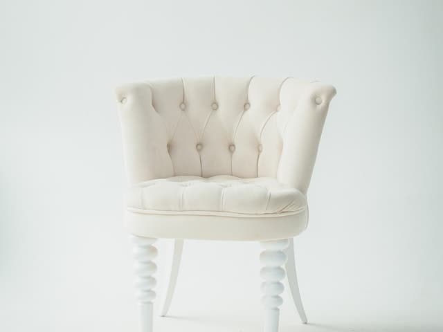 Tufted armchair